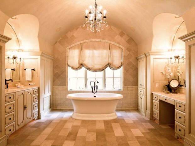 Интерьер ванной во французском стиле с золотом
