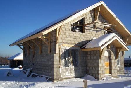 Как правильно оставить дом без крыши на зиму