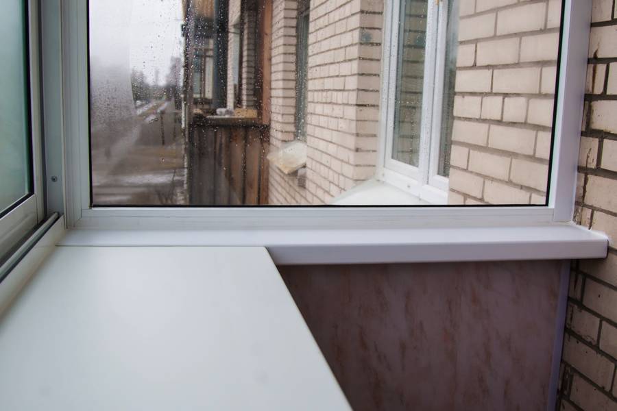 Подоконник на балконе — функции и преимущества подоконника на балконе. типы подоконников. выбор материала. способы крепления и монтажа (фото + видео)