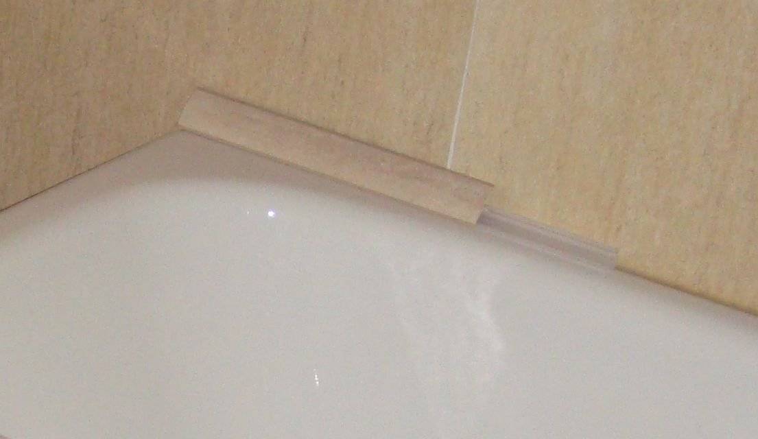 Пластиковый плинтус для ванной: как правильно приклеить бордюр на стенки