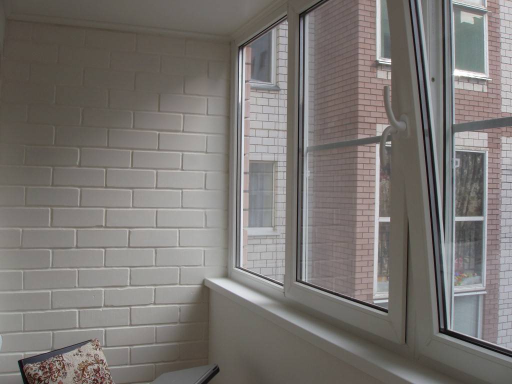 Как правильно покрасить кирпичную стену на лоджии или балконе