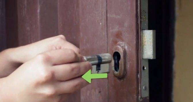 Как открыть магнитный замок на межкомнатной двери?