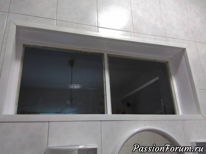 Зачем обустраивалось окно между кухней и ванной и 3 способа решения проблемы