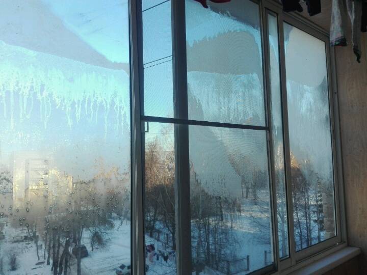Зимние узоры: почему промерзают пластиковые окна?