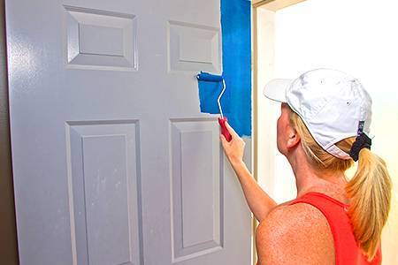 Как покрасить двери акриловой краской