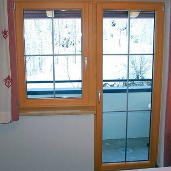 Оформление окна в зале с балконной дверью – различные виды штор и карнизов