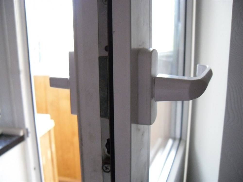 Балконная защелка курильщика на дверь, как отрегулировать, замена