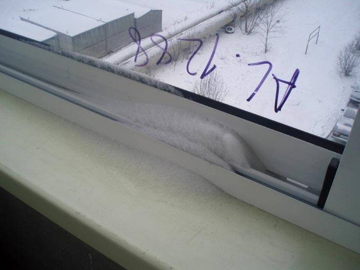 Замерзают окна на балконе: почему и что делать