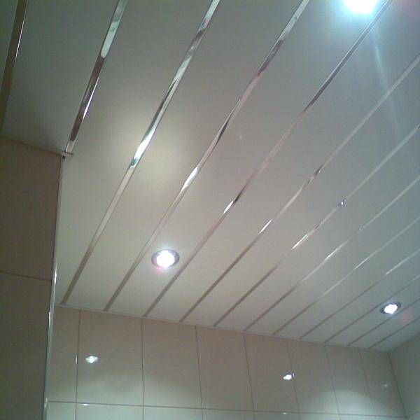 Реечные потолки для ванной (39 фото): монтаж, установка алюминиевого потолка своими руками
