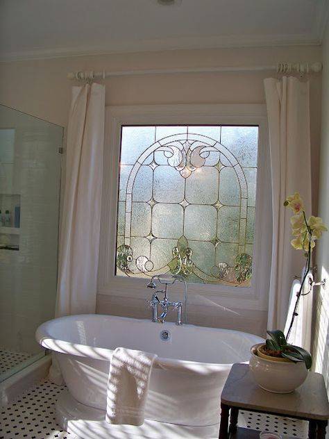 Окно в ванной комнате - 56 фото идей интерьеров