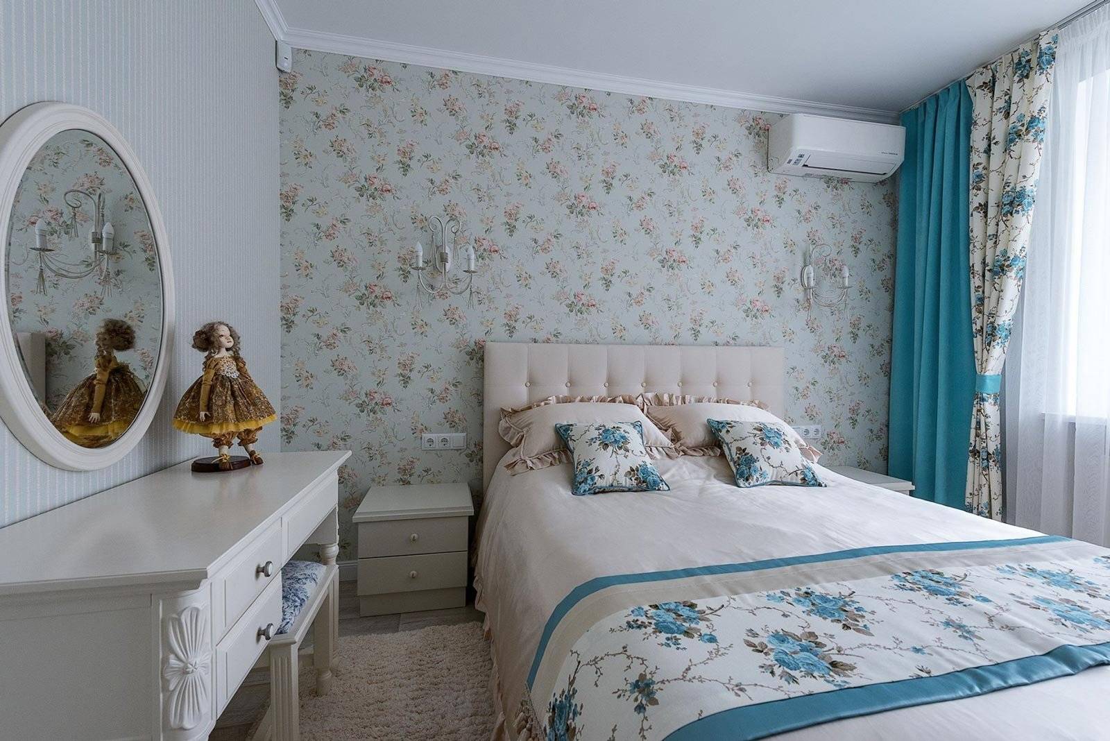 Голубые обои в интерьере спальни, кухня в бледных тонах, стены с нежно розовыми цветами в детской, виниловые и бумажные с узором в полоску в зале