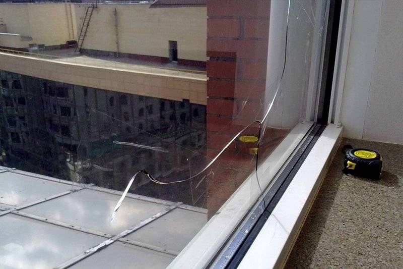 Замерзают окна на балконе: почему и что делать