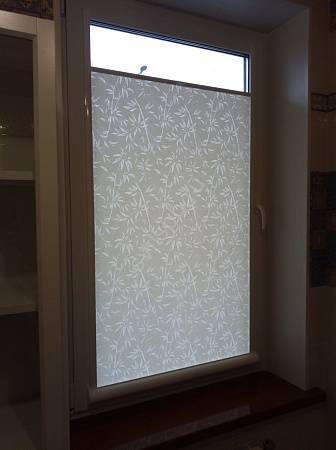 Как крепить рулонные шторы на пластиковые окна без сверления: подробная инструкция для разных видов, советы