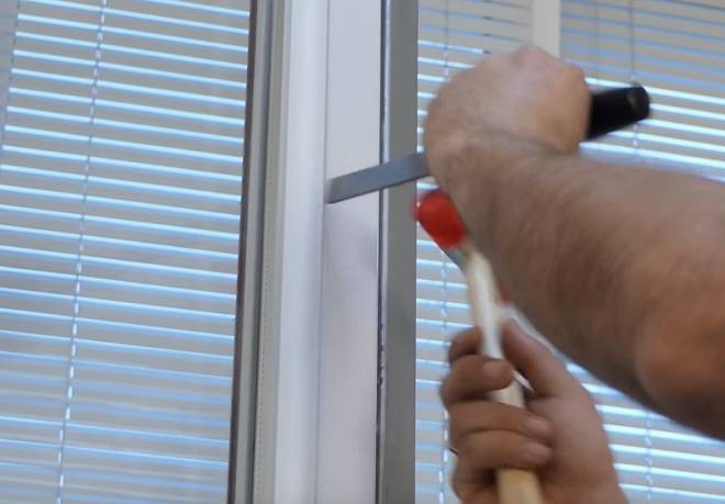 Выпадает ручка из пластикового окна. как починить элемент и запорный механизм?