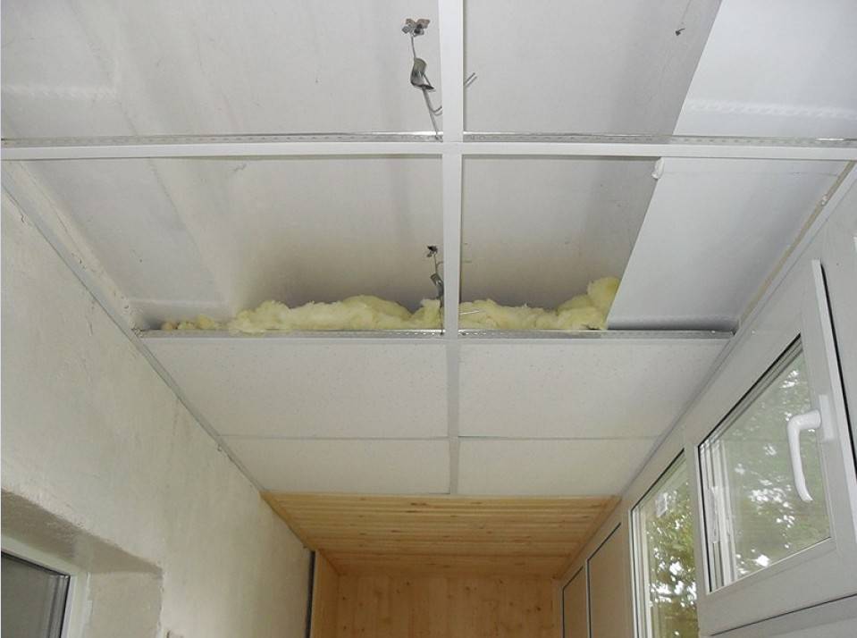 Как закрепить панели пвх на потолке и обшивка балкона своими руками