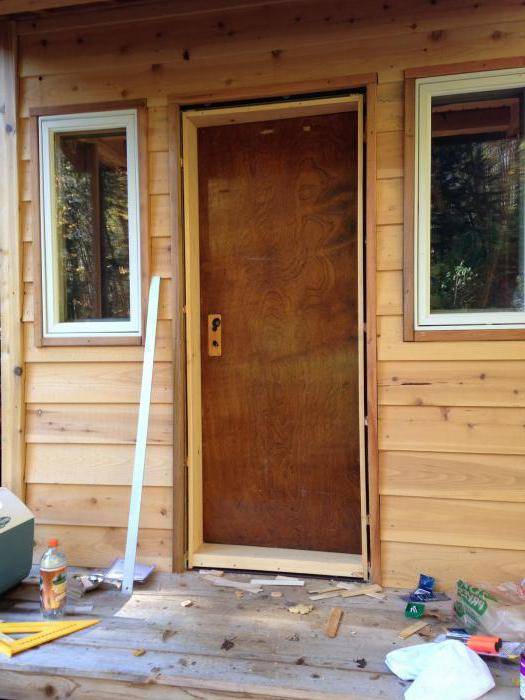 Установка двери в деревянном доме своими руками: видео как вставить дверь