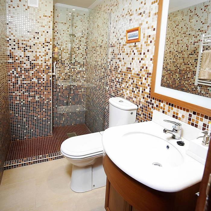 Виды мозаики для ванной и варианты комбинированной отделки