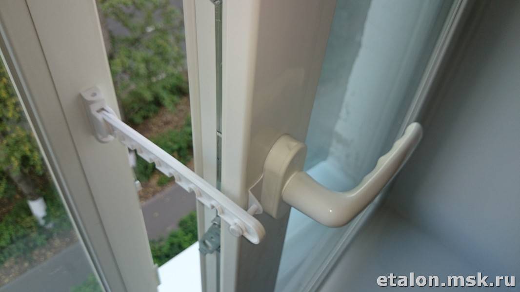 Как поставить ограничитель на пластиковое окно - постройка