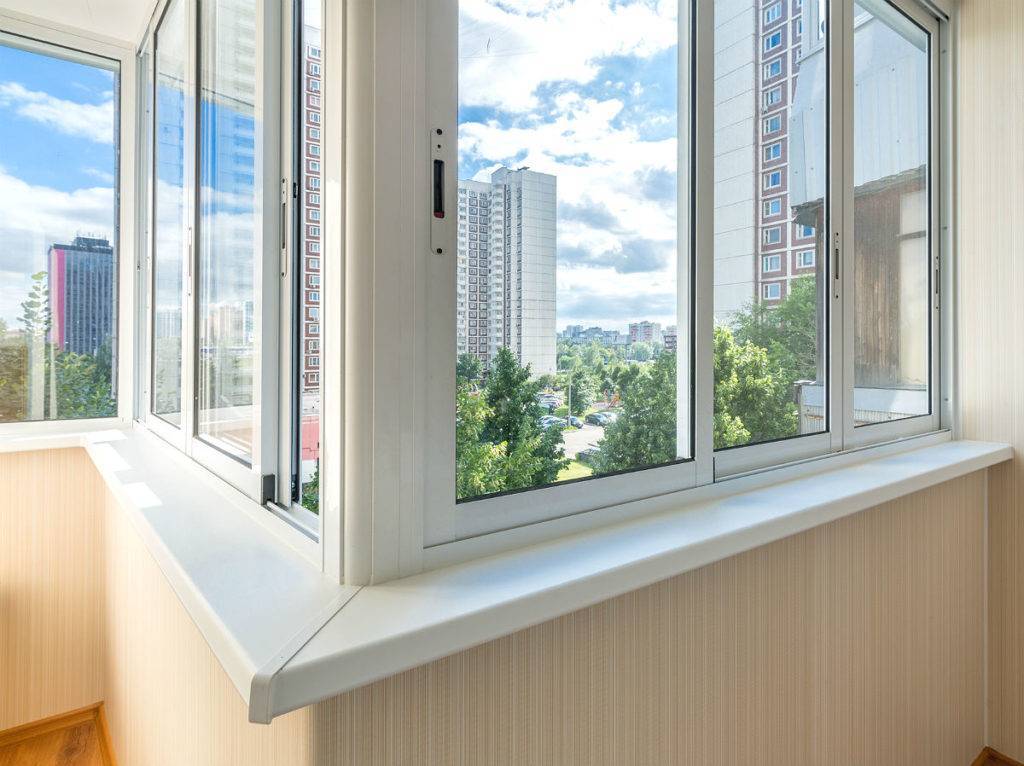 Какие окна лучше ставить при остеклении балкона