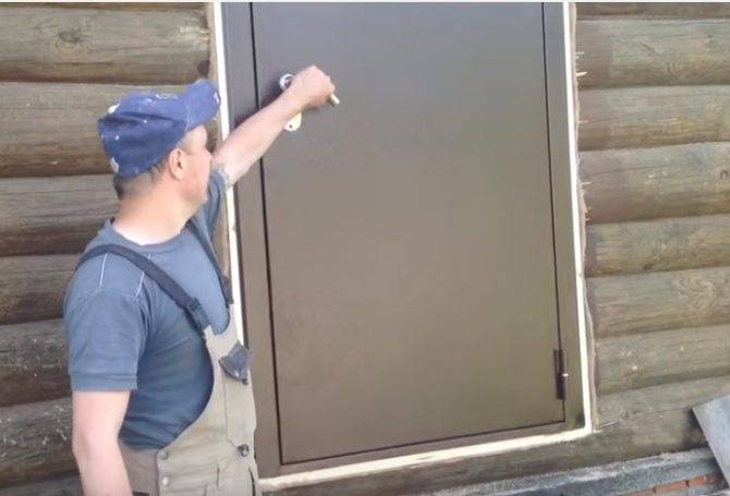 Чем крепить металлическую дверь в деревянном доме?