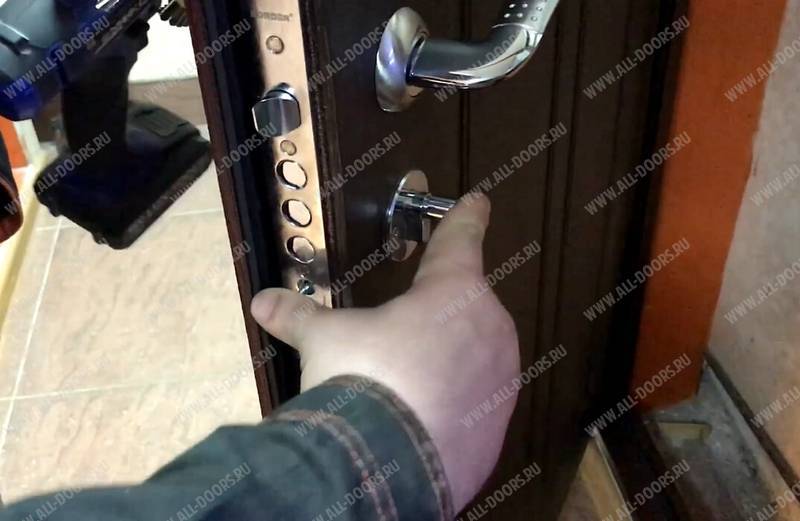 Как заменить замок во входной двери