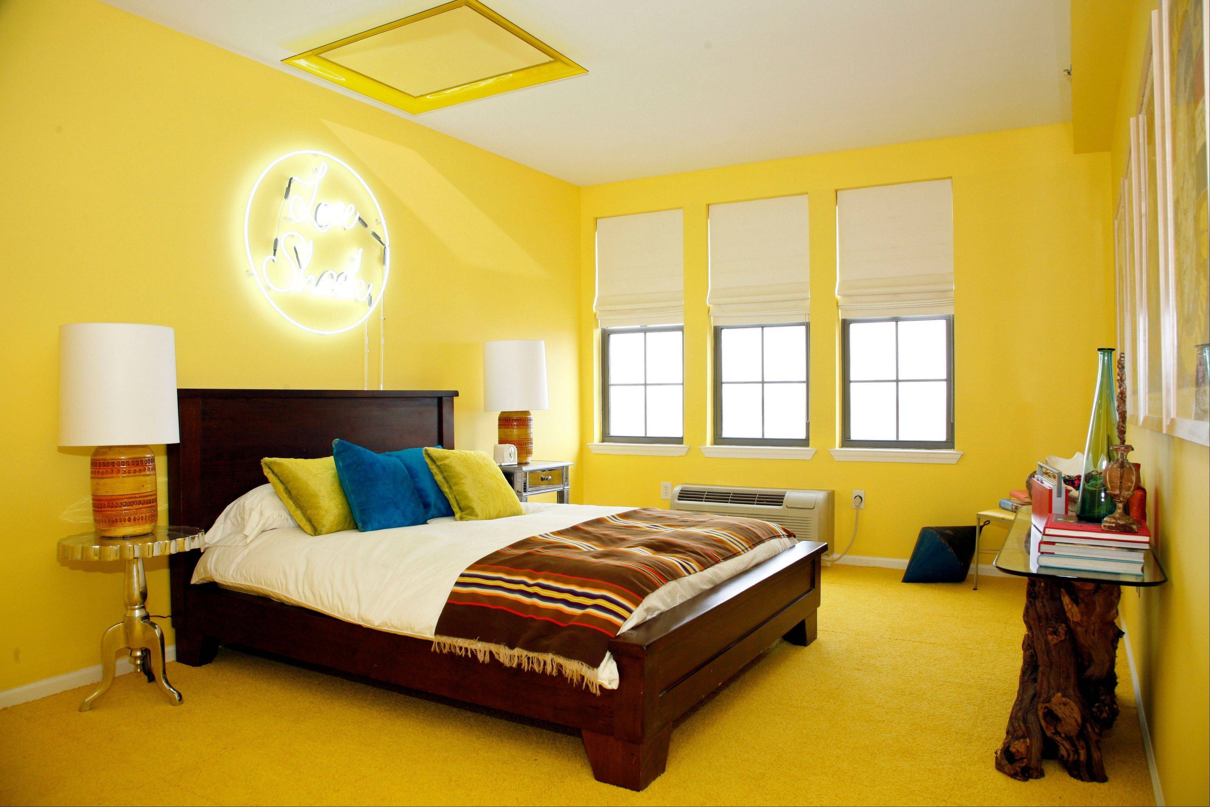 Какой цвет расширяет. Цветовые решения в интерьере. Комната с желтыми стенами. Покрашенные стены в интерьере. Комната в желтом цвете.