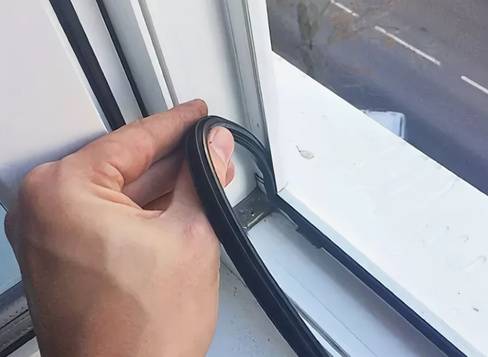 Как поменять уплотнительные резинки на пластиковых окнах?