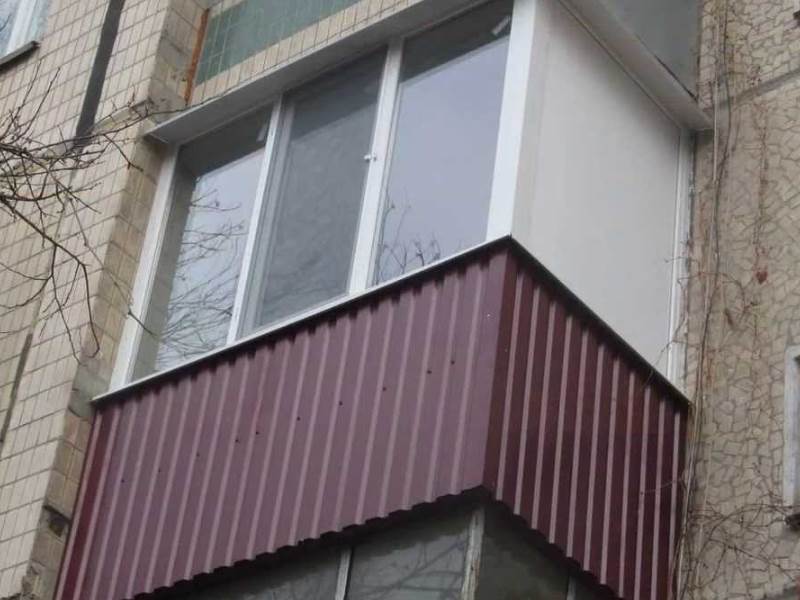 Наружная отделка балкона металлопрофилем и сайдингом