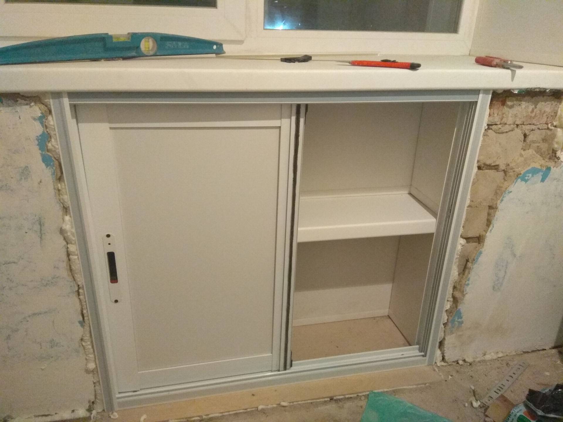 Холодильный шкаф под подоконником в кухне - строительные рецепты мира