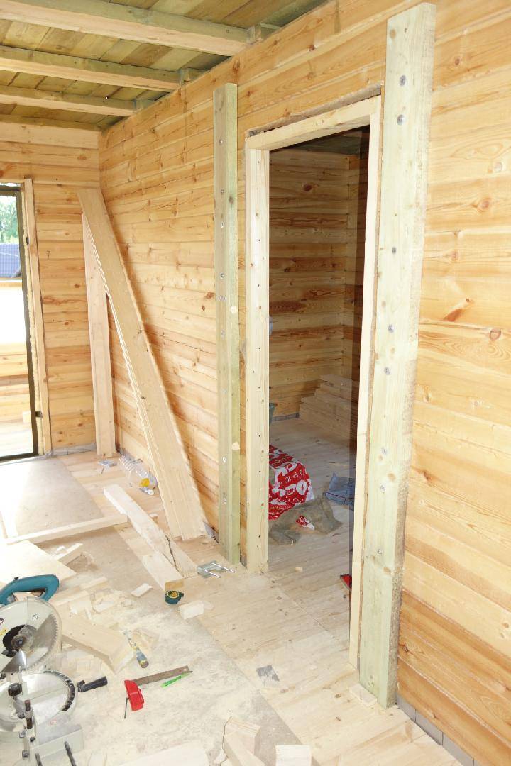 Как установить и утеплить дверь в деревянном доме своими руками: монтаж коробки и утепление двери