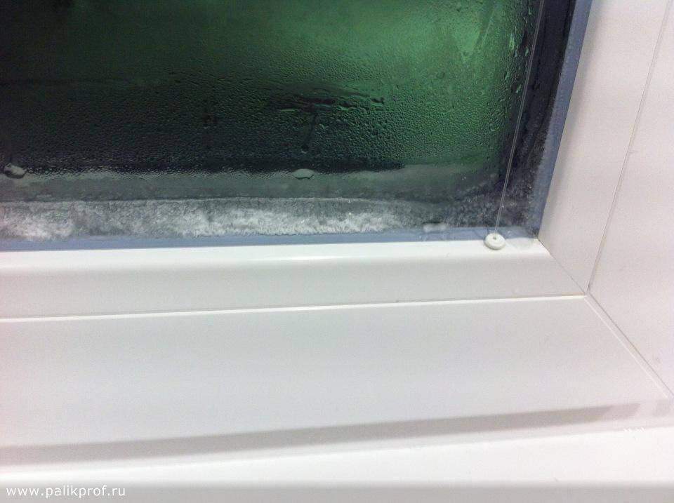Почему на стекле окна образуется лед. Конденсат на окнах. Наледь на алюминиевых окнах. Внутри на стеклопакете появилась наледь. Запотевание окон в доме.