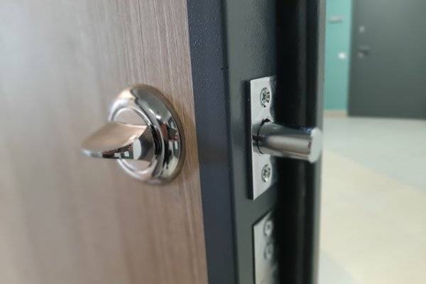 Как отрегулировать металлическую входную дверь — от причины к регулировке