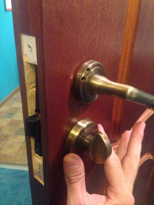 Как снять ручку замок с межкомнатной двери. Разборка и сборка дверной ручки межкомнатной двери у. Как разобрать врезной замок межкомнатной двери. Замок для межкомнатной двери. Дверная ручка для входной двери.