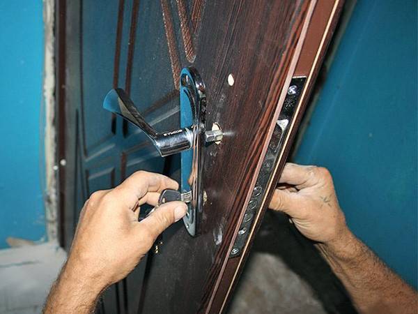 Замена обшивки входной металлической двери, чем обить полотно изнутри, ремонт своими руками