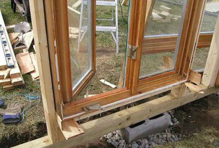Как самому установить пластиковые и деревянные окна в каркасном доме