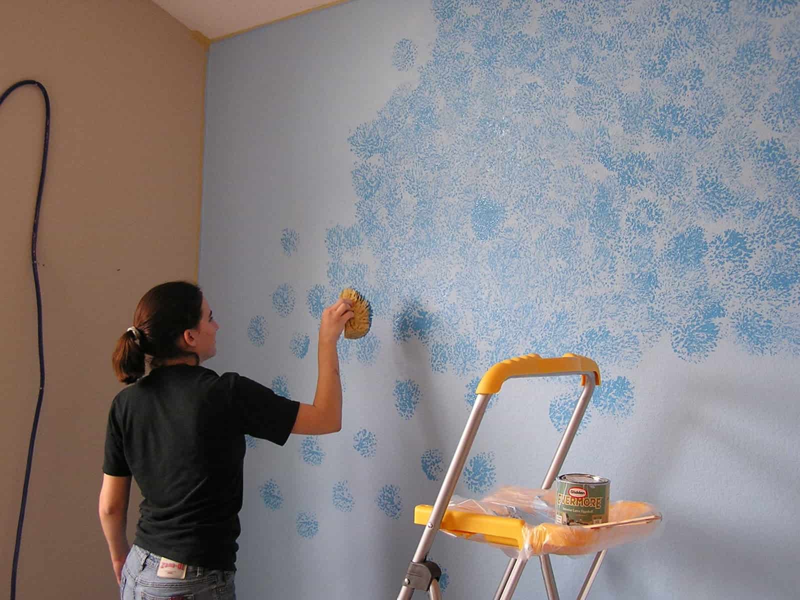 Красить стены или клеить обои: плюсы и минусы каждого варианта