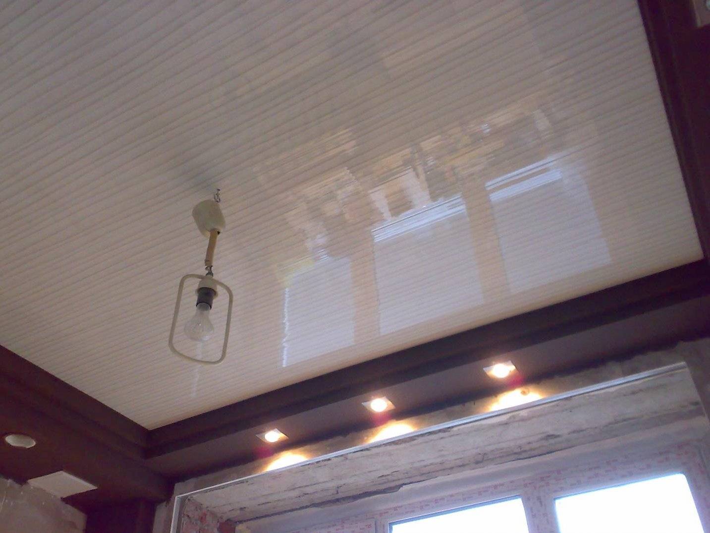 Отделка потолка панелями пвх своими руками - видео, инструкция и фото