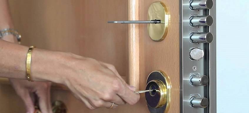 Как закрыть дверь без ключа снаружи