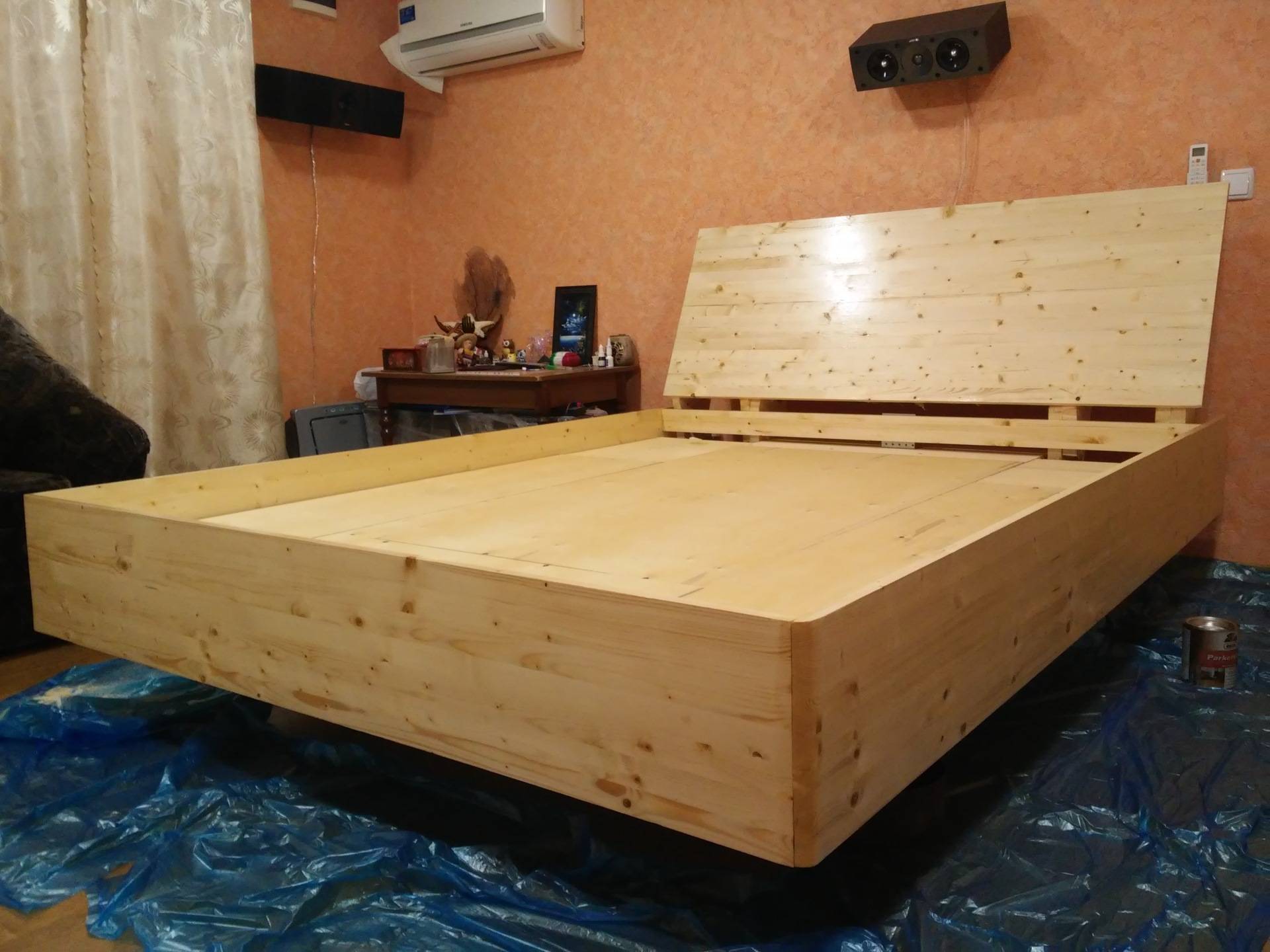 Двуспальная кровать из досок