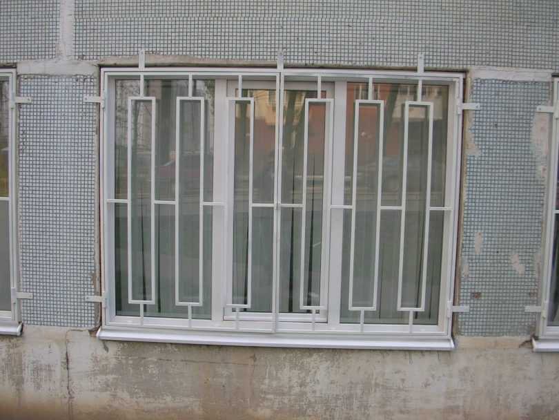 Выбор и способы установки металлических решеток на окно