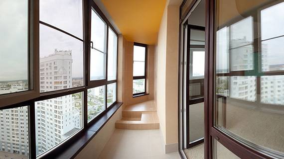 Панорамное или французское остекление балкона