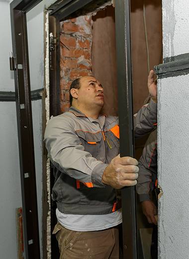 На каком этапе ремонта ставят входные двери