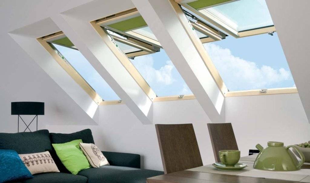 Шторы на мансардные окна со скошенным потолком в деревянном бревенчатом доме: скошенные, треугольные занавески
 - 38 фото