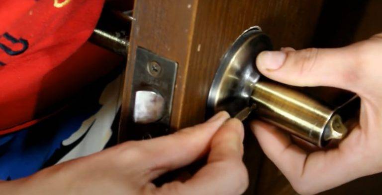 Как перевернуть ручку межкомнатной двери? - все про мебель