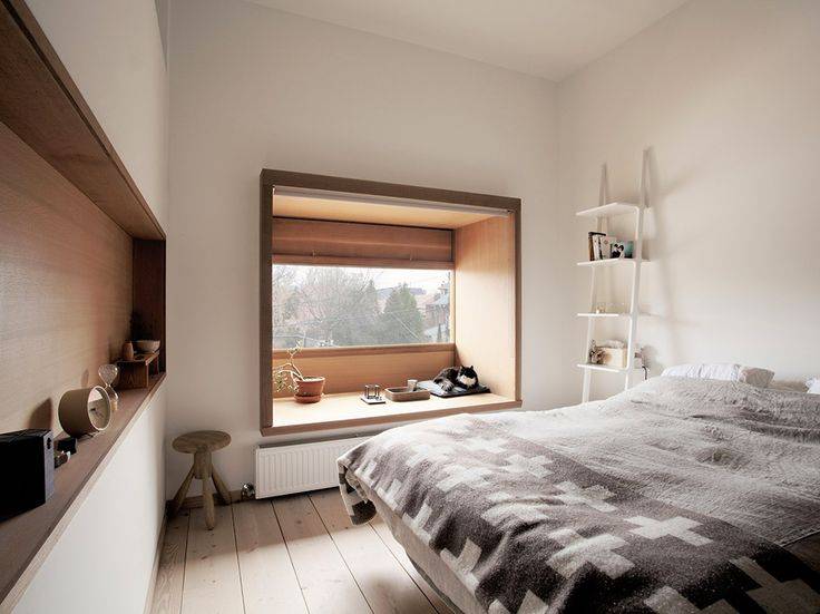 Спальня с узким окном