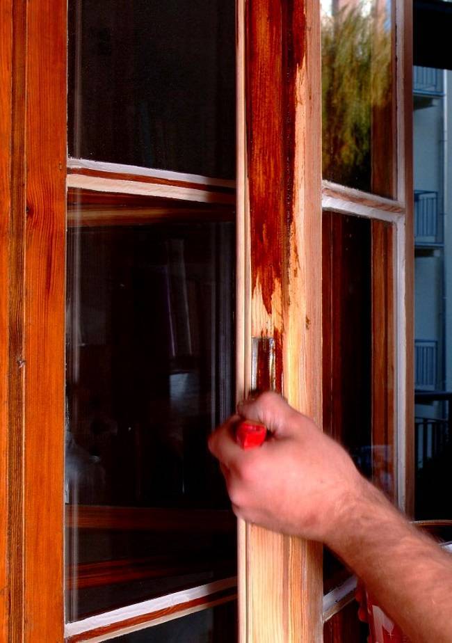 Краски и лаки для деревянных окон: что выбрать и как нанести?