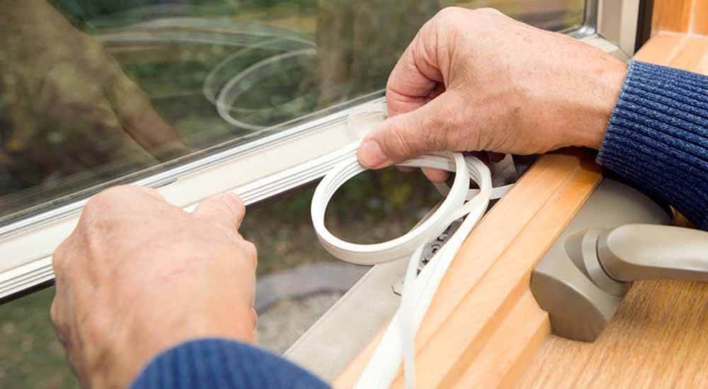 Инструкция по заклейке и утеплению деревянных окон на зиму
