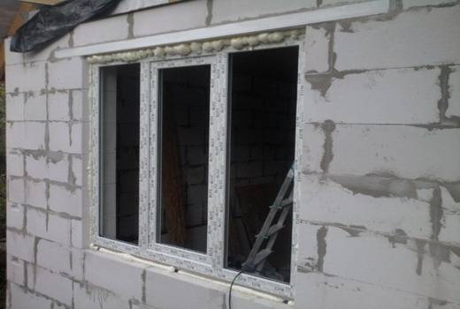 Как вставить окно в стену из пеноблока
