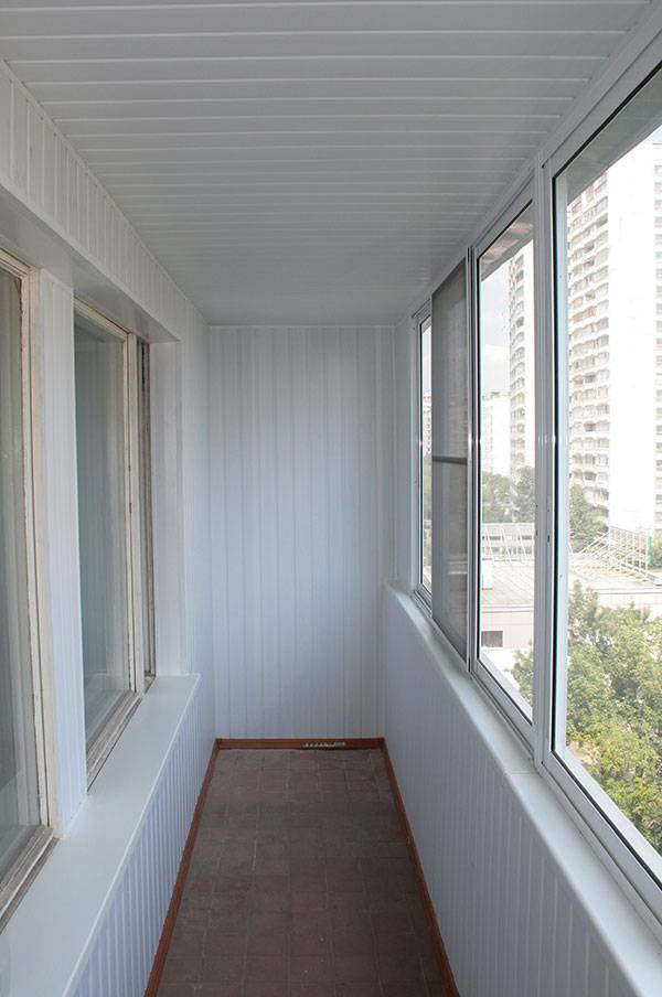 Вагонка на стенах балкона – чем покрыть, чтобы не испортилась