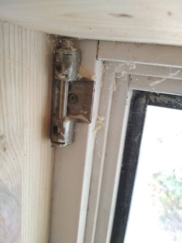Не закрывается пластиковая балконная дверь: что делать если ручка не поворачивается